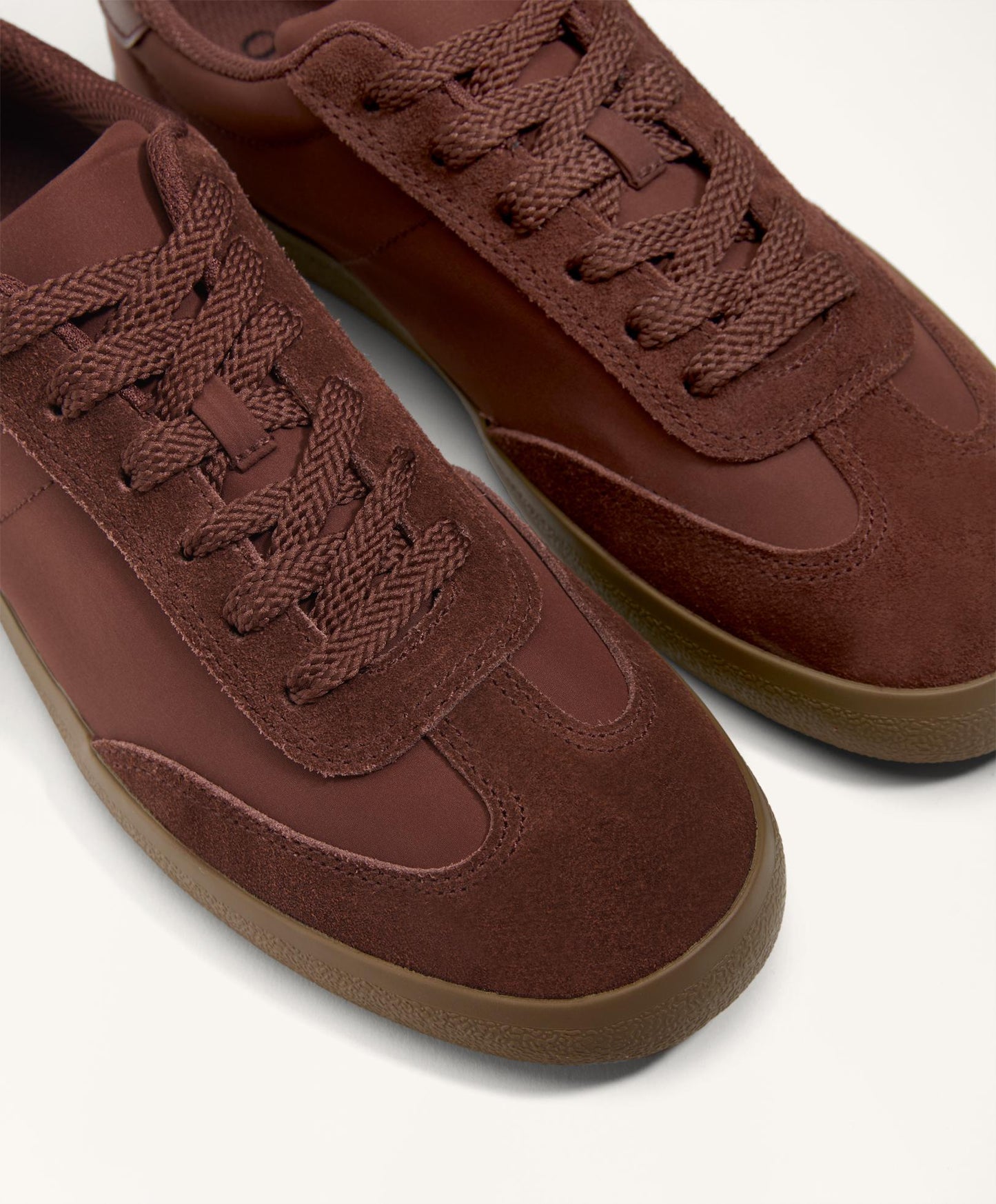 Nylon trainers with pieces