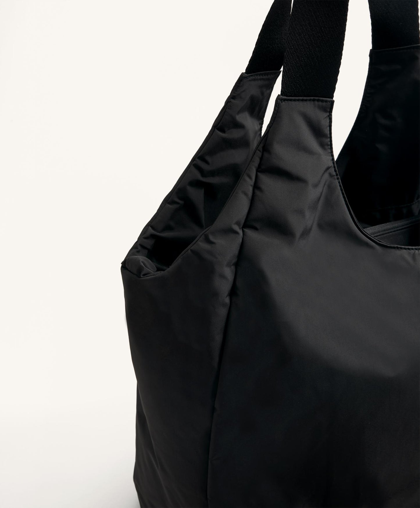 Shopper bag with contrasting handle