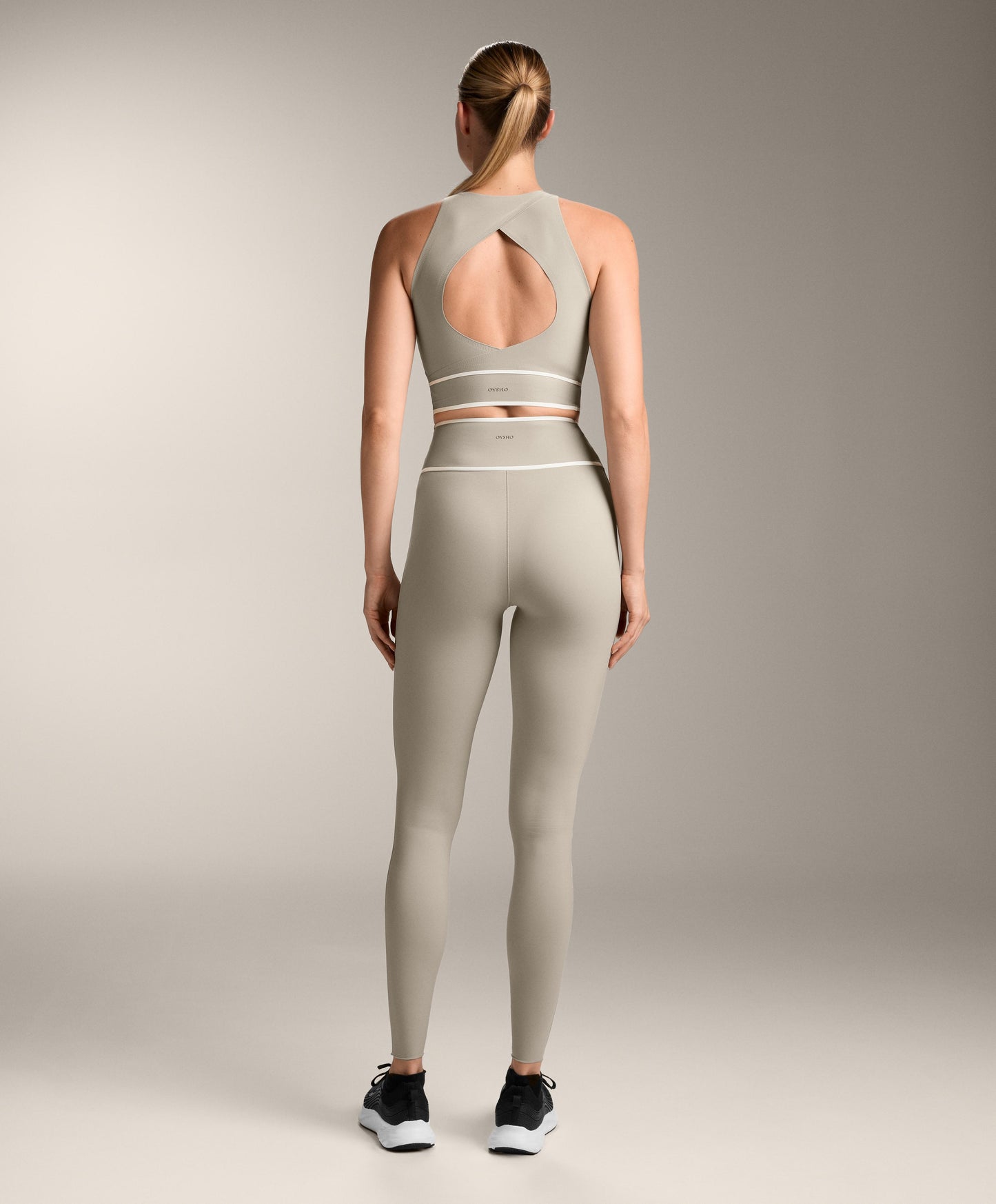 Perfect-adapt crossover strap Tank top