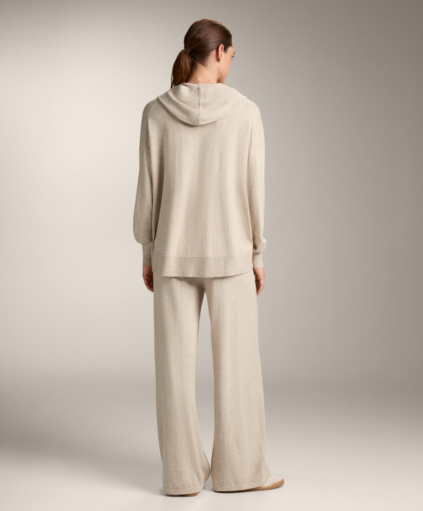 Fine knit hooded jumper