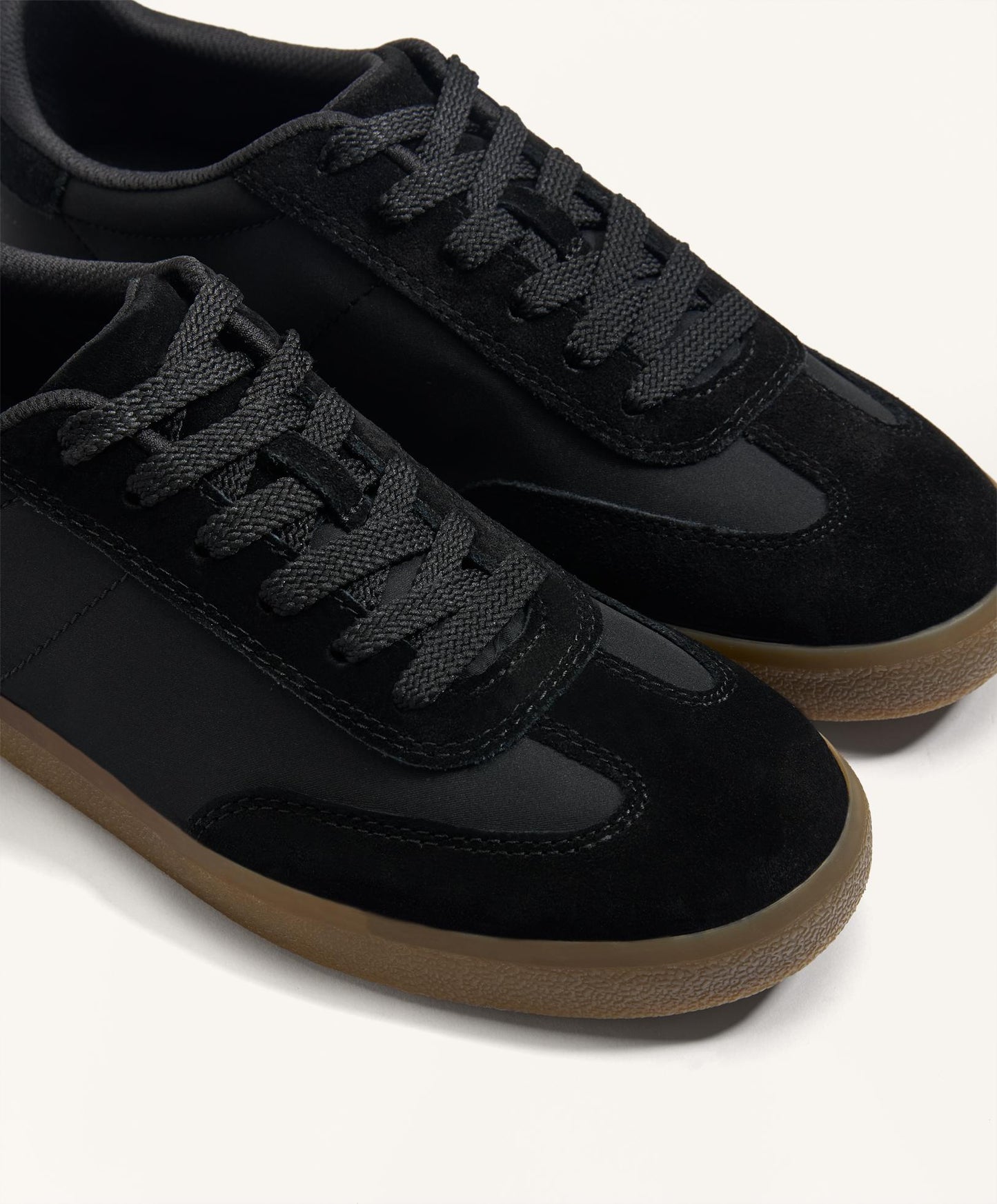 Nylon trainers with split-leather pieces