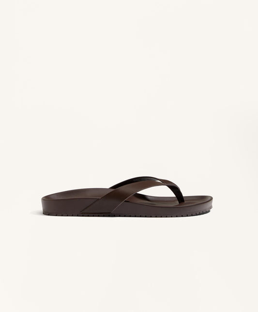 Strappy flat sandal