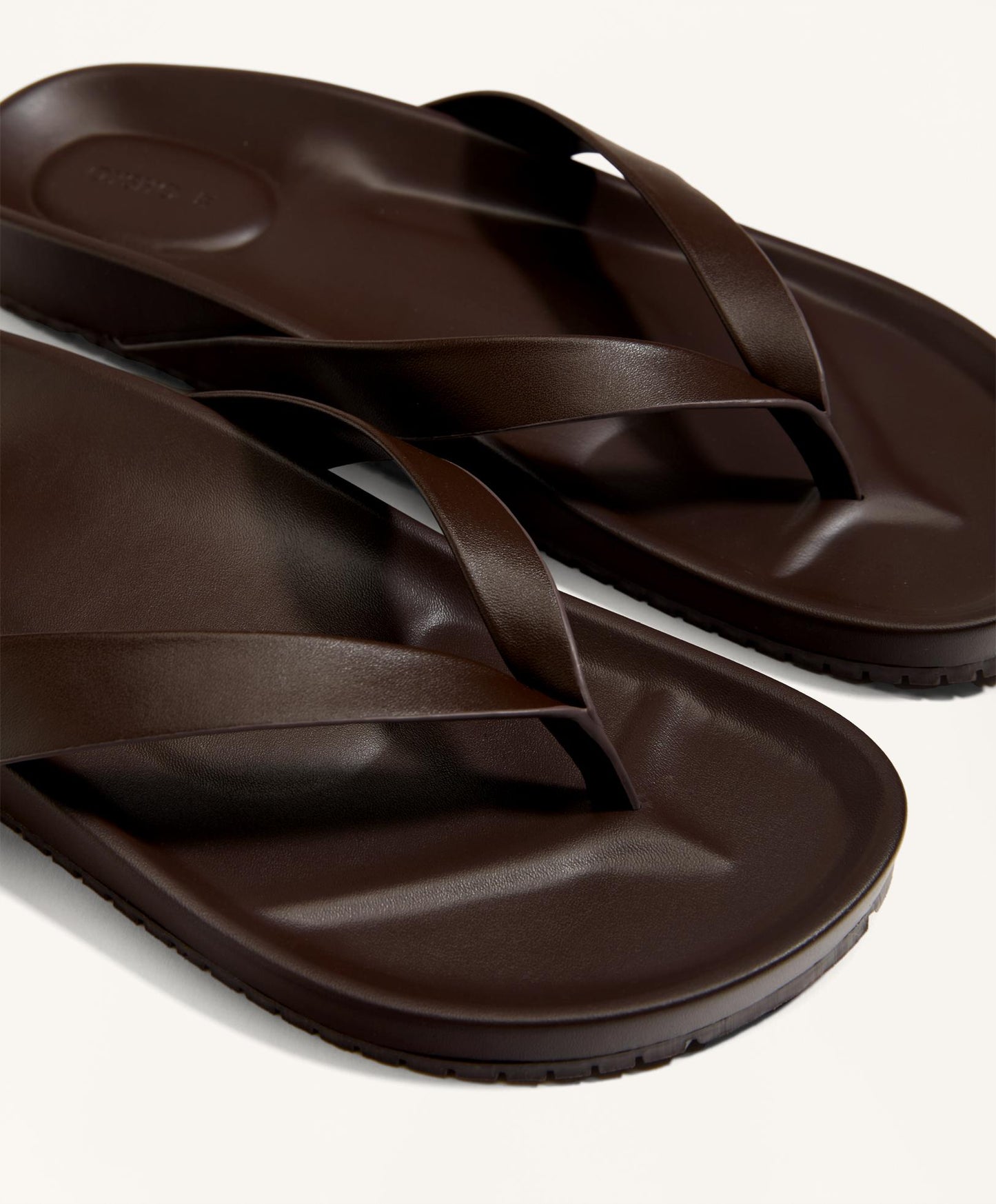 Strappy flat sandal