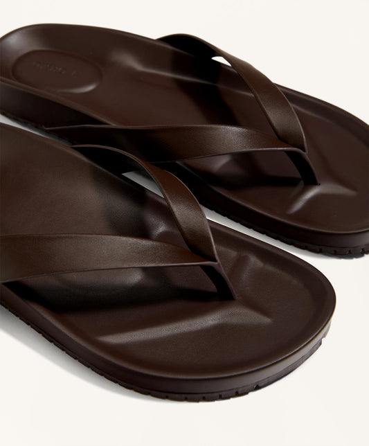 Strappy flat sandal