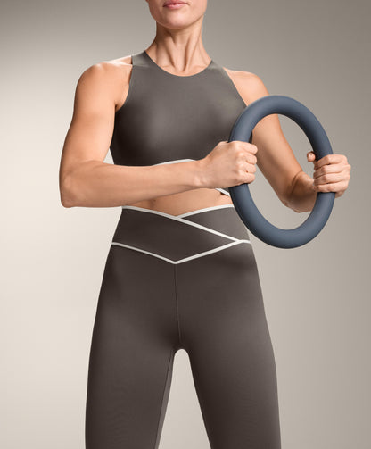 Perfect-adapt ankle-length leggings with crossover V-cut waist