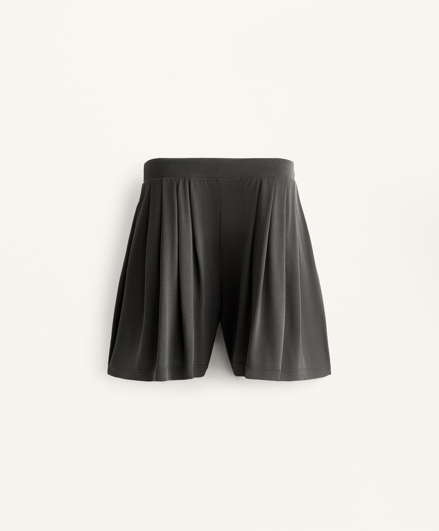 Flowing pleated Bermuda shorts with modal