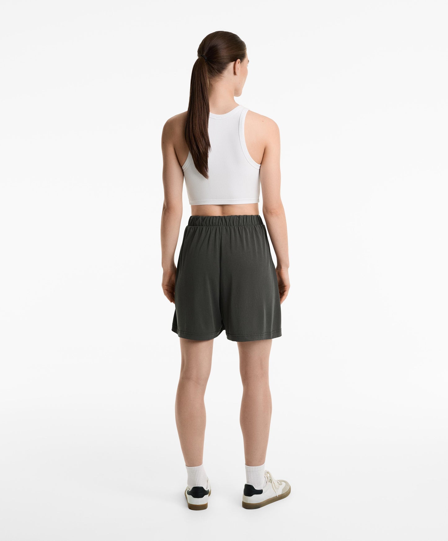Flowing pleated Bermuda shorts with modal