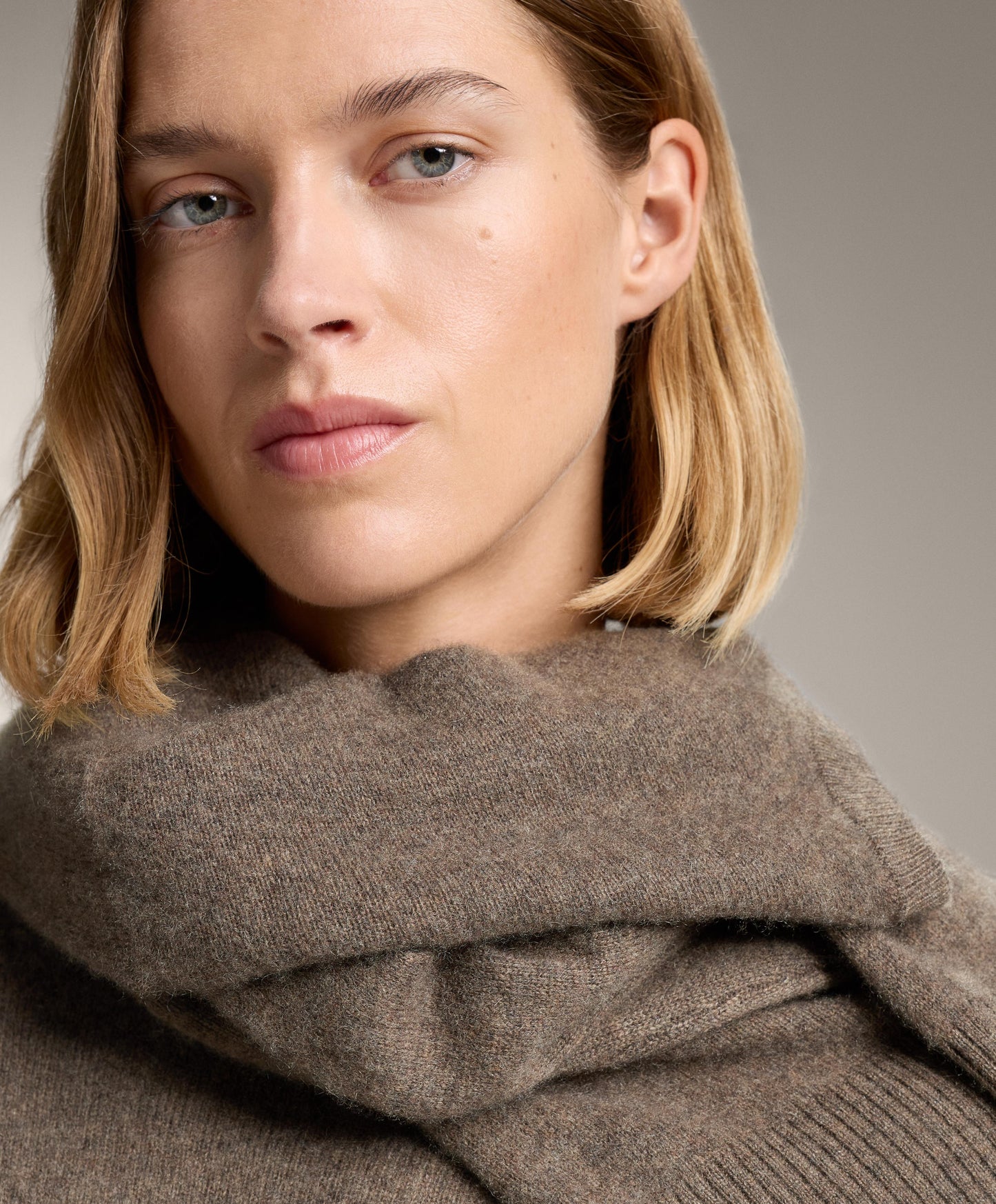100% cashmere knit round-neck jumper