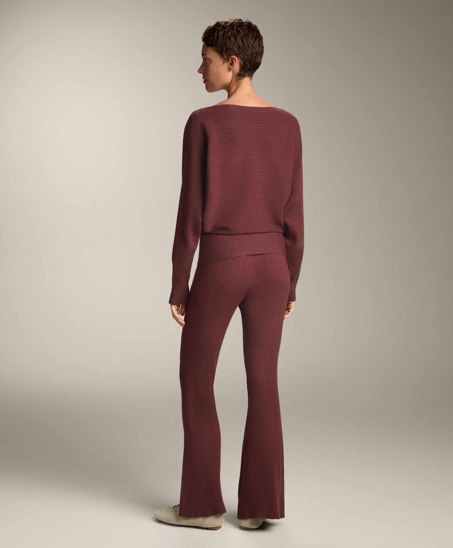Off-the-shoulder rib knit jumper